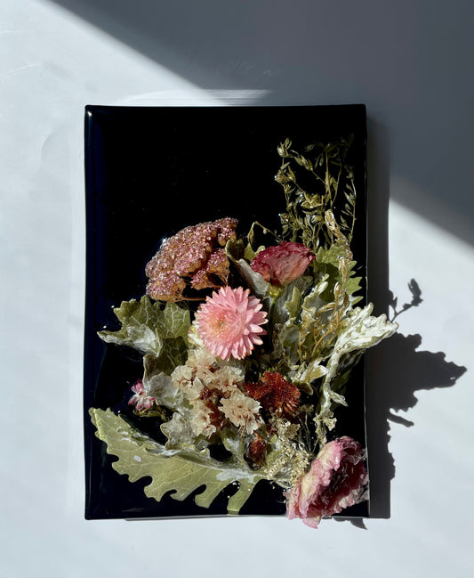 Pink strawflower, Dusty Miller, Pink Ranunculus, Ammi, Lisianthus, Yarrow, Celosia.